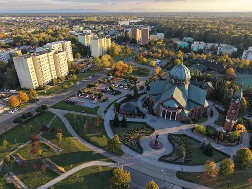 Widok na park i kościół bł. Karoliny Kózkówny w Tychach, w oddali Jezioro Paprocańskie.