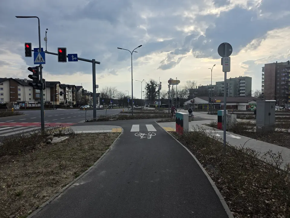 Ścieżka rowerowa, skrzyżowanie z ulicą Sikorskiego