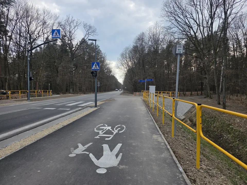 Koniec asfaltowego odcinka ścieżki pieszo-rowerowa w stronę Kobióra