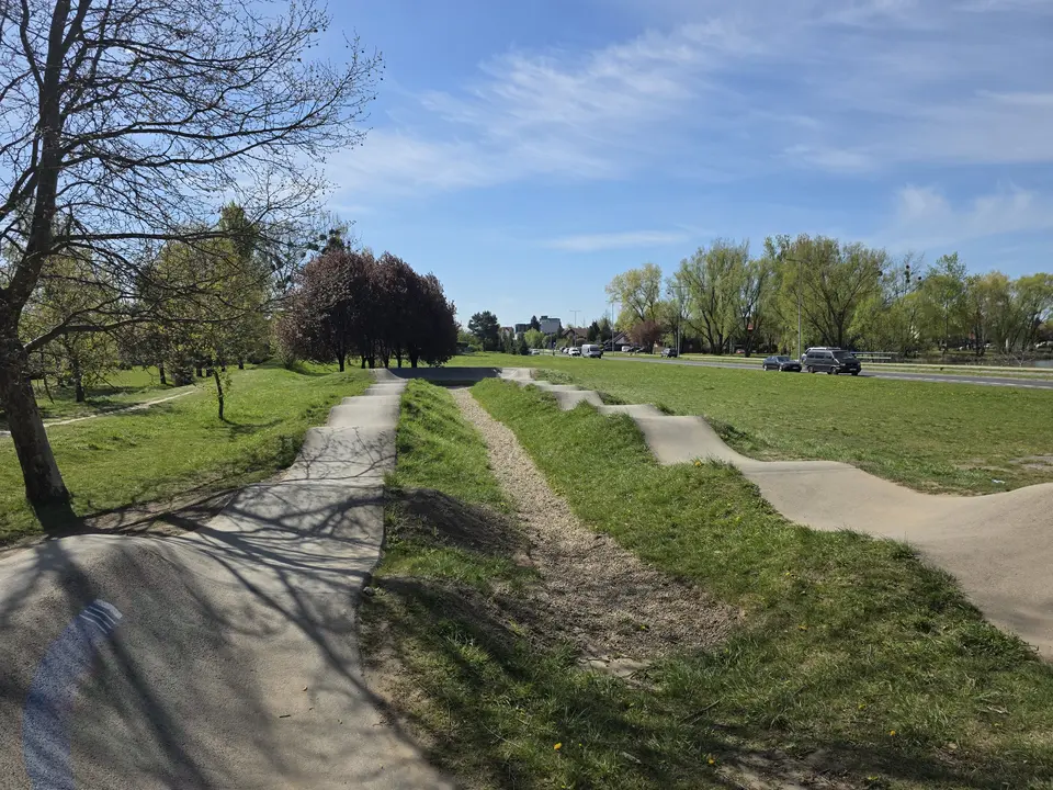 widok trasy pumptracku, po prawej stronie ulica Stoczniowców