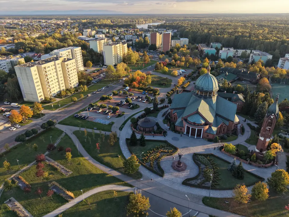 Widok na park i kościół bł. Karoliny Kózkówny w Tychach, w oddali Jezioro Paprocańskie.