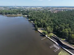 Widok na przystań kajakową, pomost oraz molo