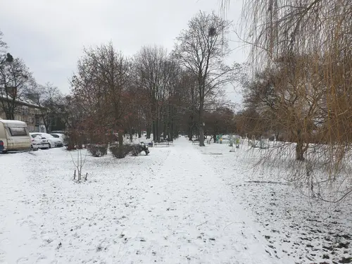 Po lewej stronie ulica Hlonda