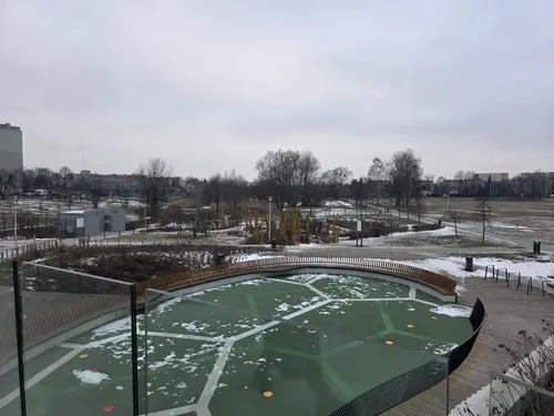 Widok na wodny plac zabaw