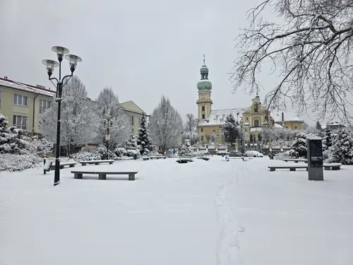 Rynek przykryty śniegiem