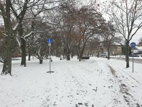 Rozdroże, po prawej stronie ulica Hlonda