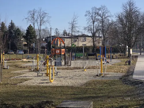 Widok na siłownię i plac zabaw