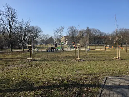 Widok na plac zabaw od ulicy Damrota