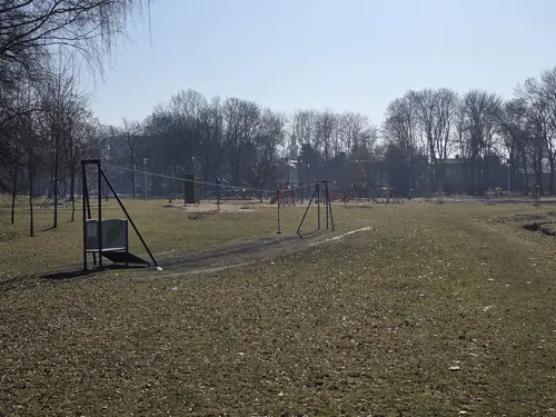 Tyrolka na placu zabaw. Widok w stronę ulicy Burschego