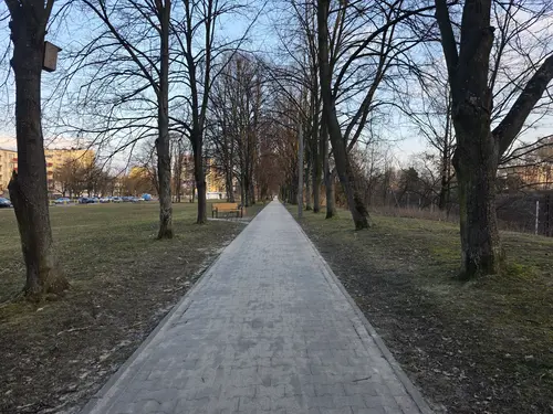 Gł&oacute;wna aleja skweru, widok w stronę ulicy Wyszyńskiego
