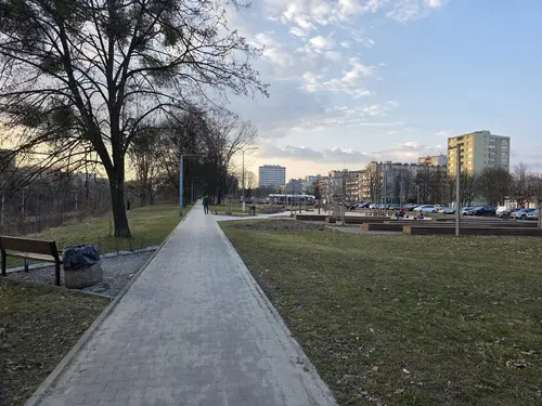 Gł&oacute;wna aleja skweru, po prawej plac zabaw