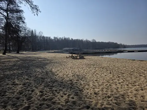 Widok na molo, na plaży zamki z piasku