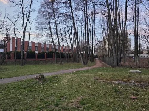 Aleja prowadząca pomiędzy kości&oacute;ł i szpital