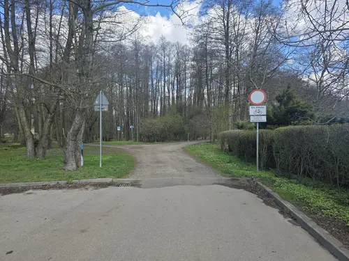 Wejście do parku od ulicy Rybnej