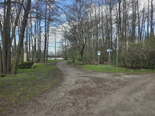 Wejście od ulicy Rybnej, po lewej stronie kapliczka na drzewie