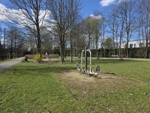 Widok fragmentu siłowni plenerowej