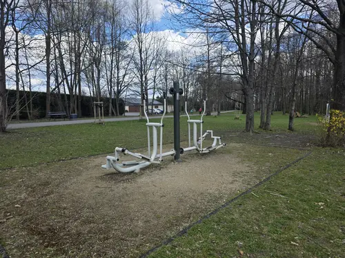 Widok na element siłowni plenerowej