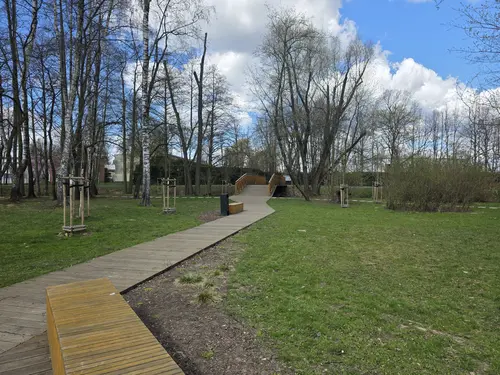 Drewniana ścieżka wraz z mostkiem