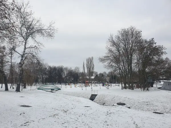 W tle siłownia plenerowa oraz plac zabaw