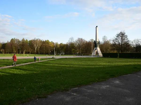 Pomnik Walki i Pracy (tzw. Żyrafa)