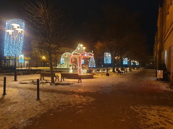 Bożonarodzeniowy wystr&oacute;j, pośrodku czerwona karuzela