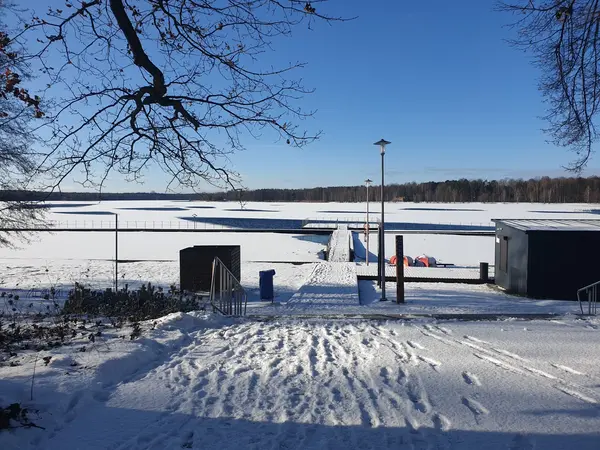 Widok na molo zimą