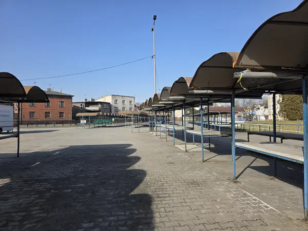 Widok pustych stragan&oacute;w