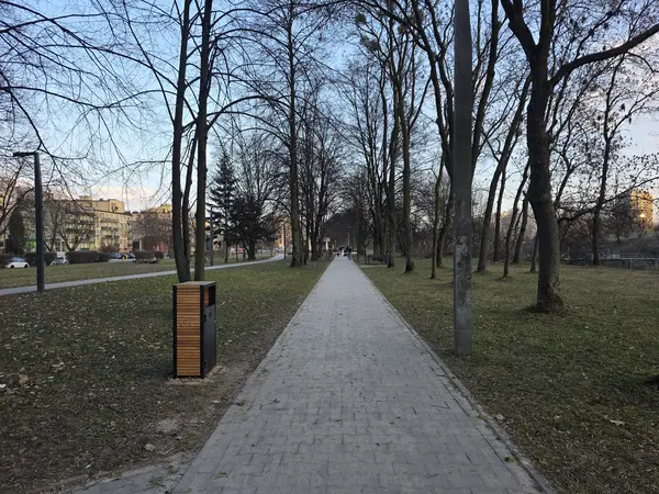 Gł&oacute;wna aleja skweru od strony ulicy Grota-Roweckiego