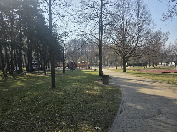 Widok w stronę placu zabaw