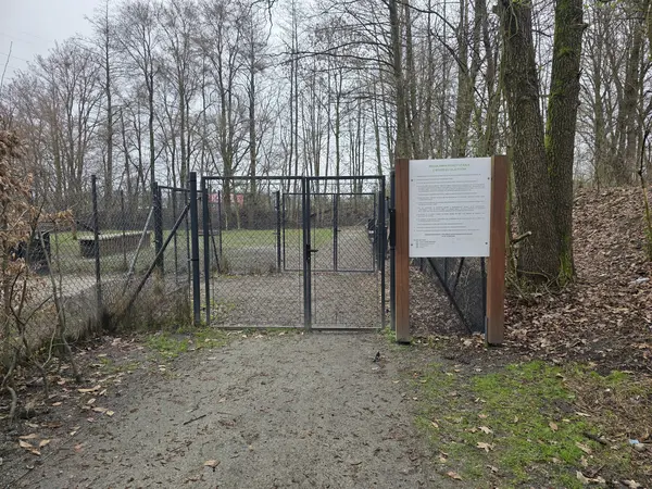 Wejście do wybiegu dla ps&oacute;w