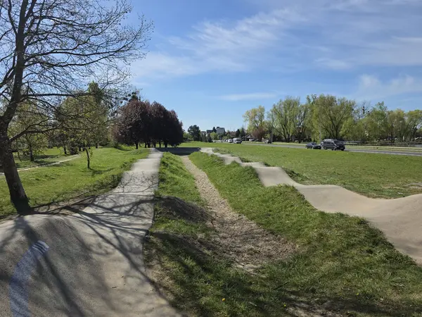 widok trasy pumptracku, po prawej stronie ulica Stoczniowc&oacute;w