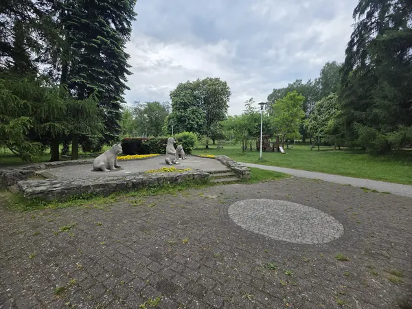 Niedźwiadki, w tle plac zabaw