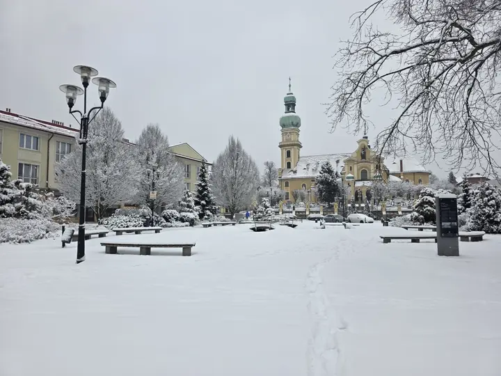 Rynek przykryty śniegiem