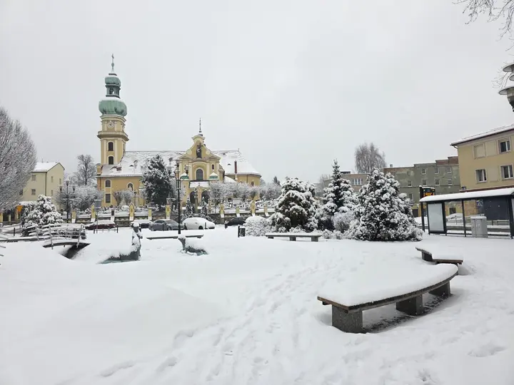 Widok na zaśnieżone ławki