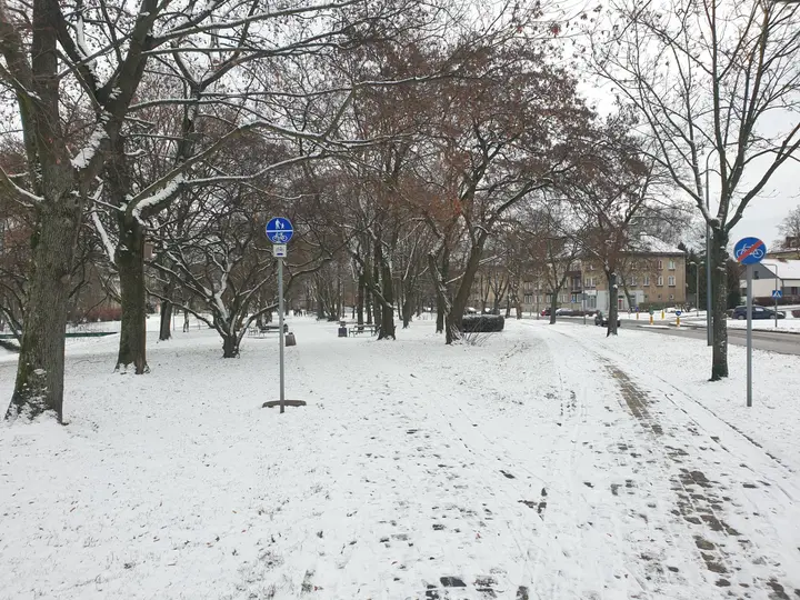 Rozdroże, po prawej stronie ulica Hlonda