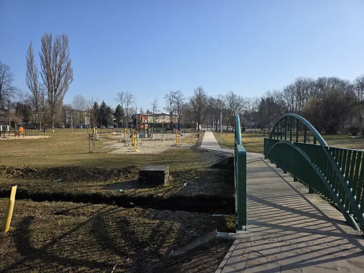 Widok na siłownię plenerową i plac zabaw