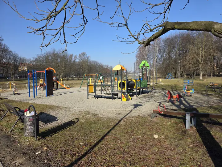 Widok na plac zabaw