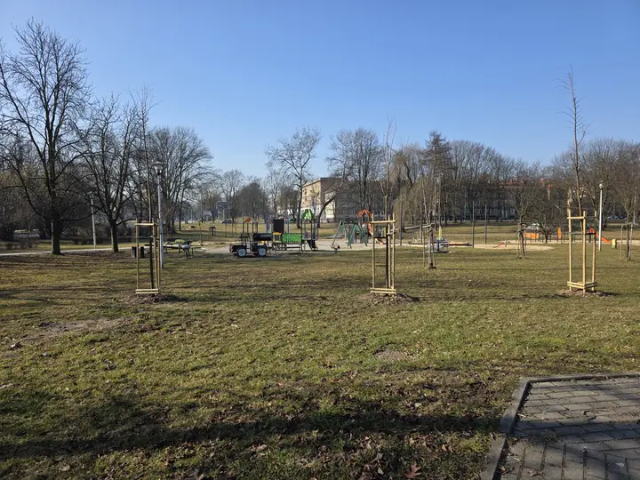 Widok na plac zabaw od ulicy Damrota