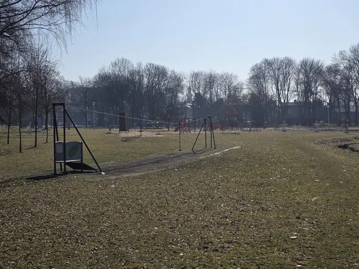 Tyrolka na placu zabaw. Widok w stronę ulicy Burschego