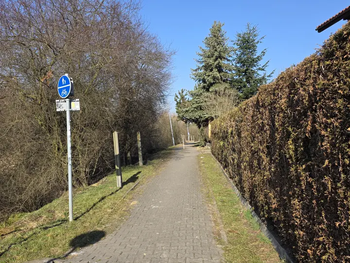 Trasa rowerowo-piesza po pokonaniu schod&oacute;w z najazdem