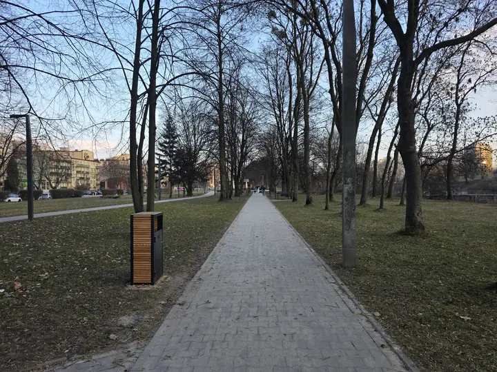 Gł&oacute;wna aleja skweru, widok od strony ulicy Grota-Roweckiego