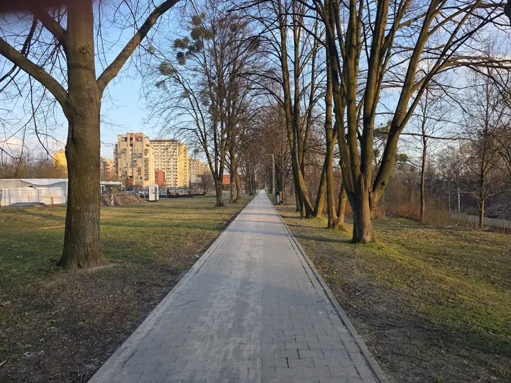 Gł&oacute;wna aleja skweru w oddali budynek Poczty Gł&oacute;wnej