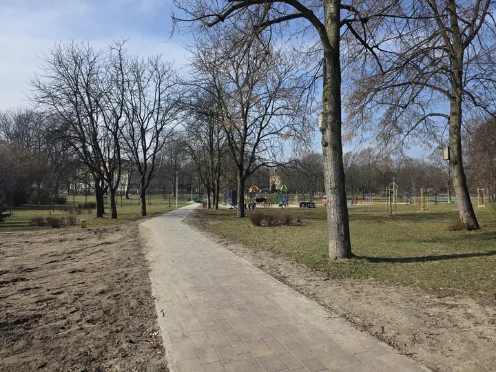 Widok na plac zabaw