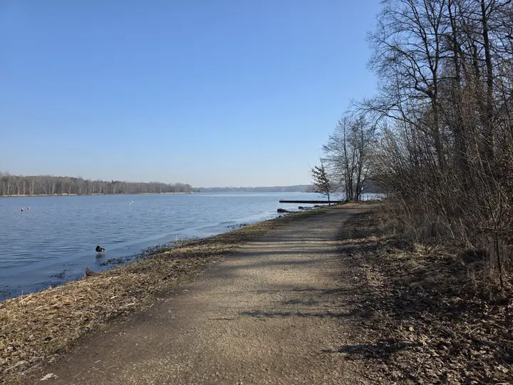 Ścieżka nad jeziorem w kierunku Tych&oacute;w