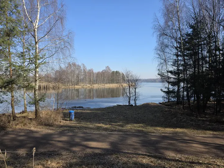Widok na jezioro ze wzniesienia