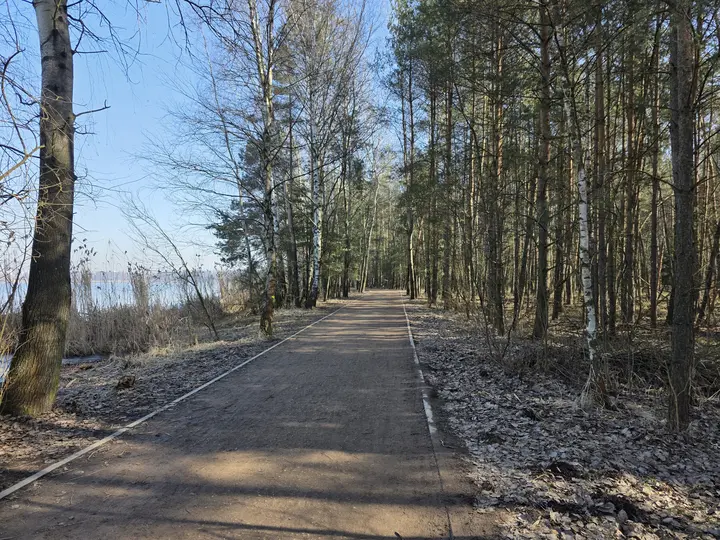 Ścieżka nad jeziorem