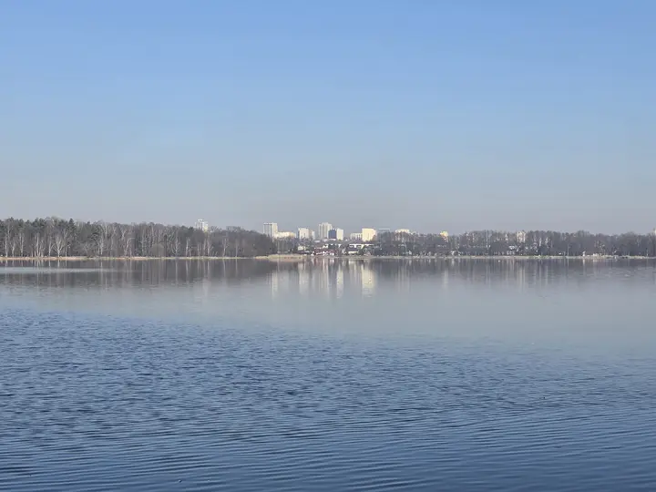 Widok w kierunku Tych&oacute;w, widać najwyższe zabudowania na osiedlu O