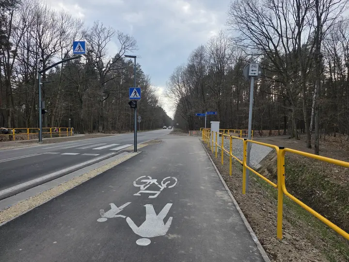 Koniec asfaltowego odcinka ścieżki pieszo-rowerowa w stronę Kobi&oacute;ra
