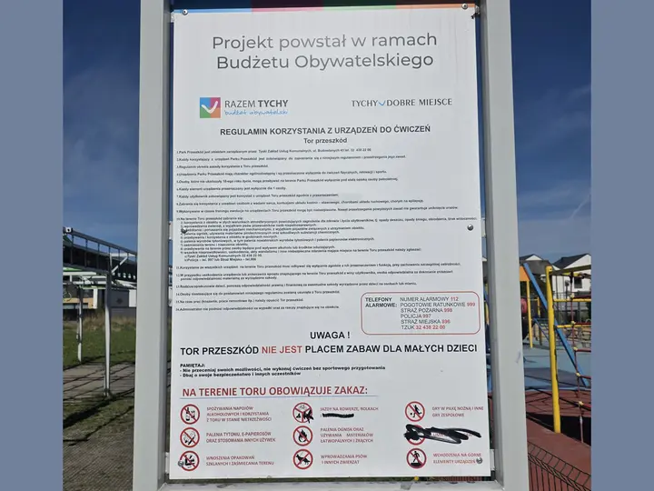 tablica informacyjna toru przeszk&oacute;d