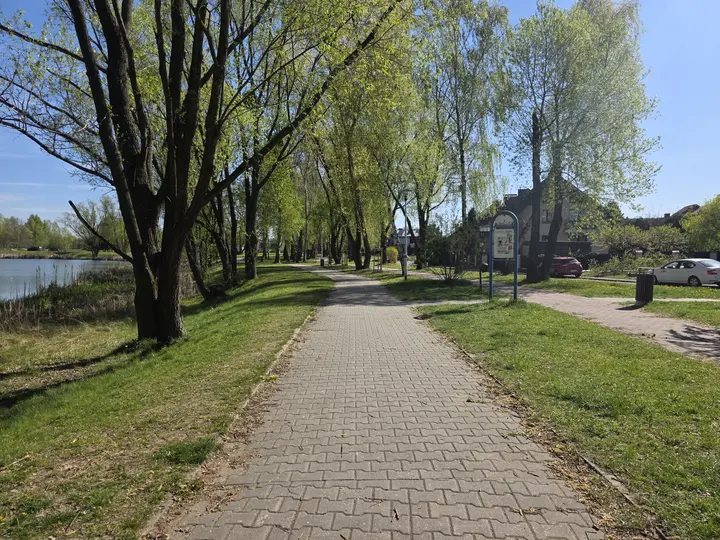 Aleja parkowa, widok w kierunku ulicy Stoczniowc&oacute;w